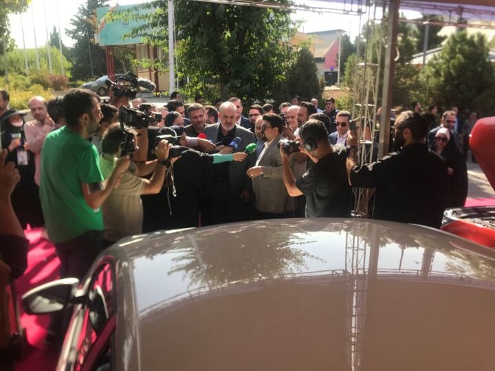 برگزاری مراسم تحویل خودروهای وارداتی سال 1402 توسط وزیر صمت